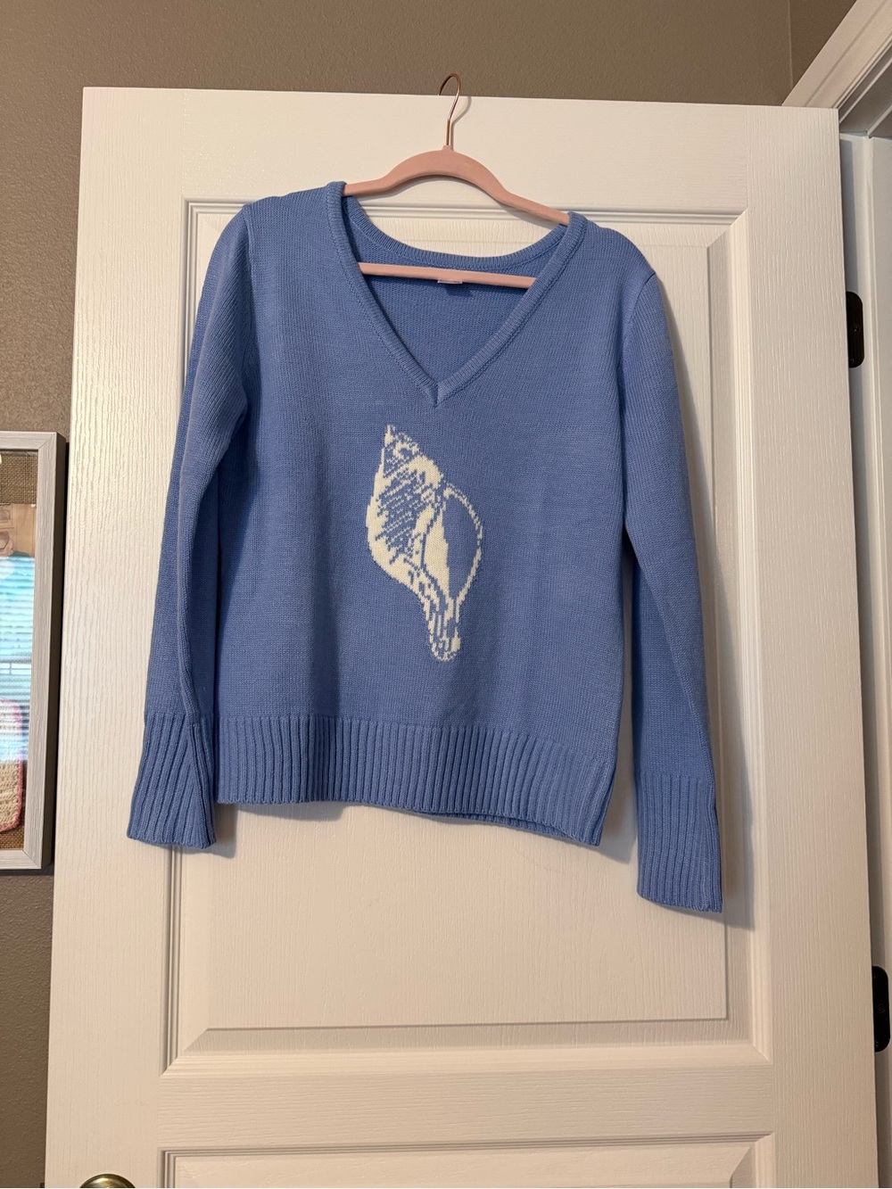 VENUS Light Blue V-Neck Sweater with White Shell Graphic